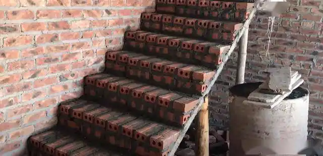 只需要在这水泥底板的基础上,只要砖砌踏步即可.