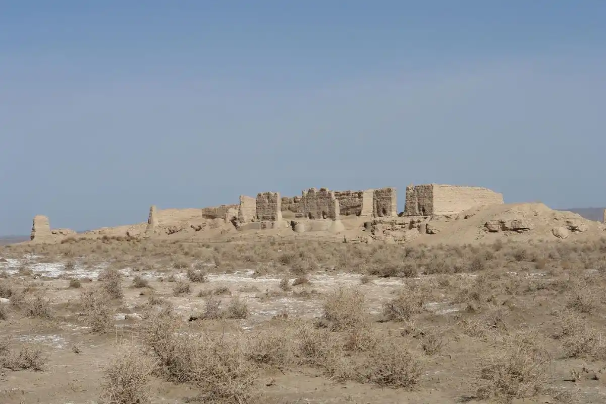 p>河仓城,俗称大方盘城,建于西汉,位于敦煌西北60公里处的戈壁滩中