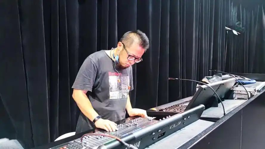 灯光师,音响师认真操作设备