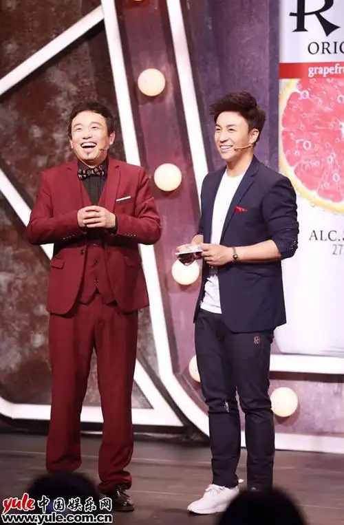 释小龙录节目遭围堵路人粉求合照大赞颜值高