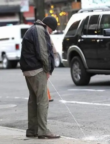 理查基尔帅哥变落魄新片中当街随地小便高清大图