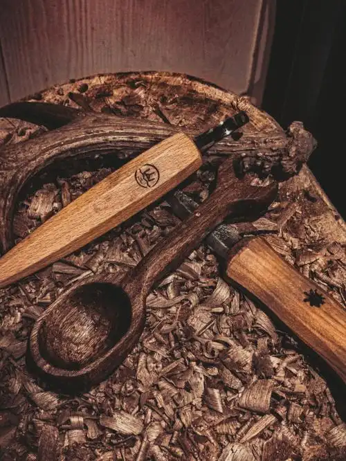 手工木作挖一把木勺