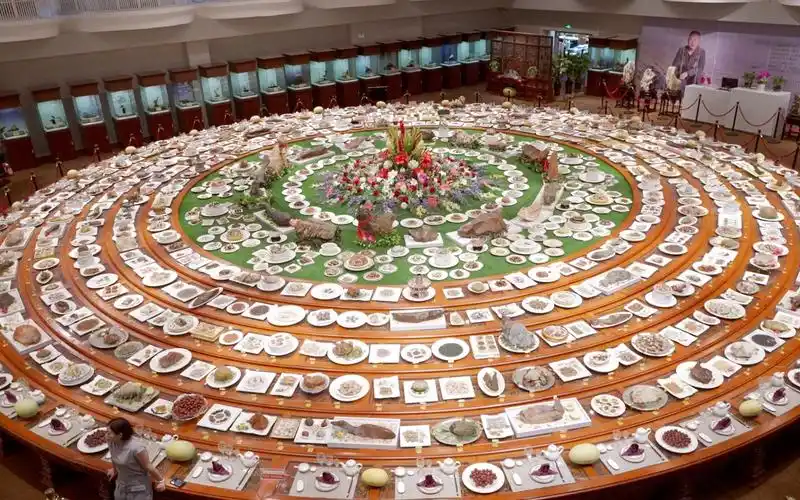 新疆哈密6.8亿/桌的"满汉全席"你见过吗?共1088道"硬菜",郭北鼻看完好