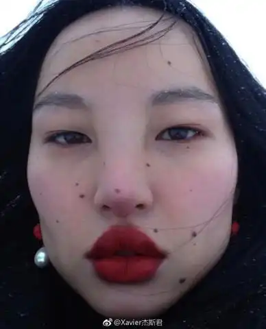 她是国际名模,脸上却有八颗痣,嘴唇肥厚像香肠,这样的名模美么