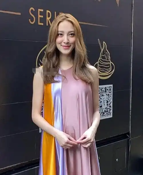 陈凯琳挺孕肚现身街头和八爷公开怀孕没多久肚子就这么大了