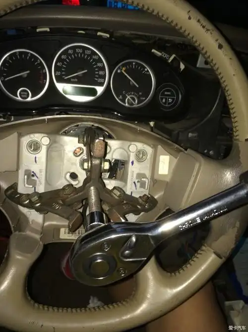> 方向盘拆到这里了怎么还不能整个拆下来?求高手来解答一下.