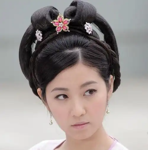 百合髻盘叠式梳编法是将发分股系结拢起,再盘叠在头顶或两侧,称为"