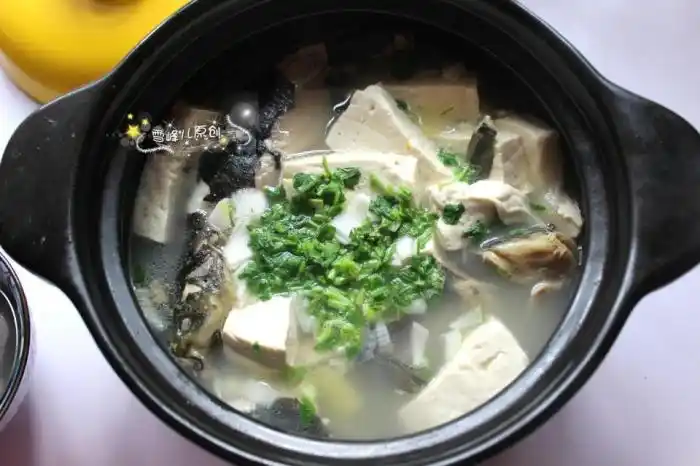 峰儿话语: 1,嘎鱼外皮和泥鳅有点像,洗净后最好用开水倒入盆里烫掉那