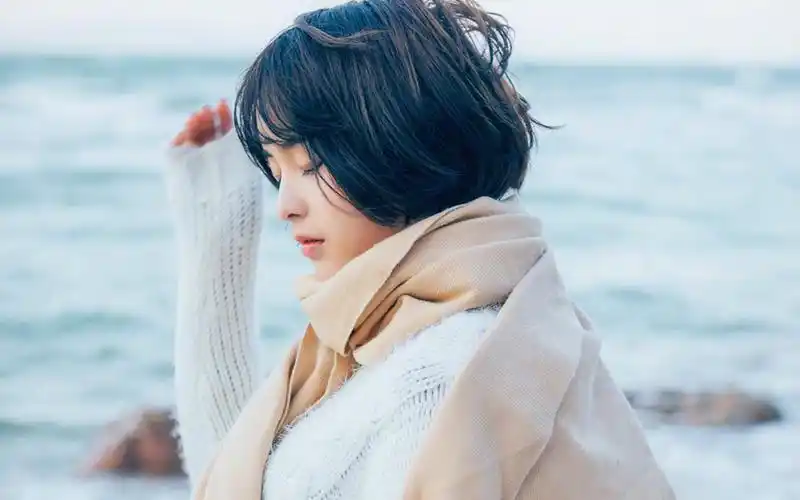 短发清纯美女户外唯美海边写真图片桌面壁纸