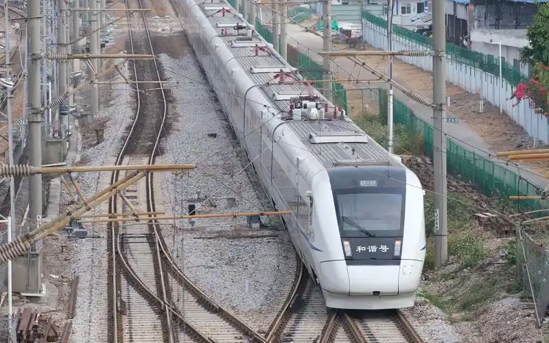 广深铁路crh1a缓缓驶入广州东动车运用所