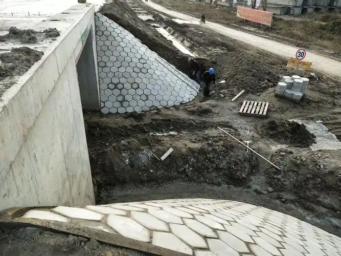 k34 876通道左侧锥坡六角块安装