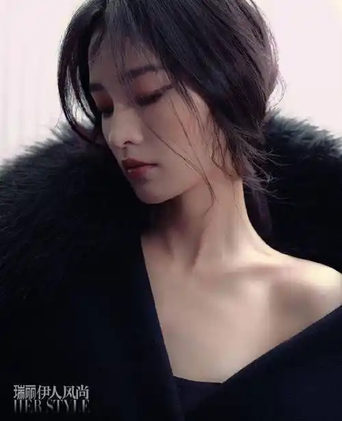 李沁《瑞丽》写真大秀白嫩长腿!雪肤玉貌美得让人窒息_衣服_长发_黑色