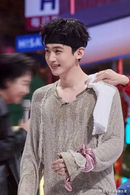 白敬亭湖南台节目泪痣掉妆,引发新一轮争议!_何炅_广大观众_明星