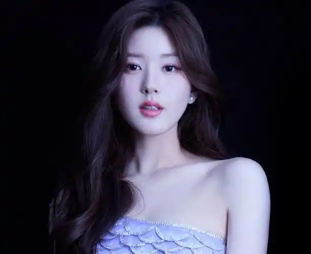 但粉丝也放出了2021-2023年赵露思颜值的对比图,坚称赵露思是"妈生鼻"