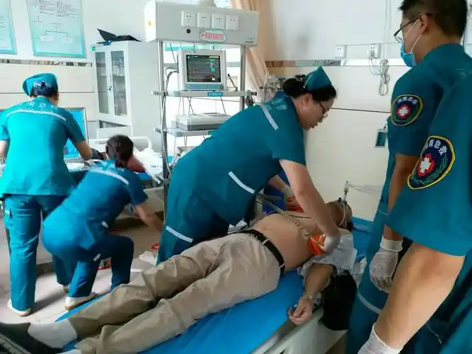 除颤,持续高质量心肺复苏,室外骄阳似火,室内紧张有序的抢救正如火如