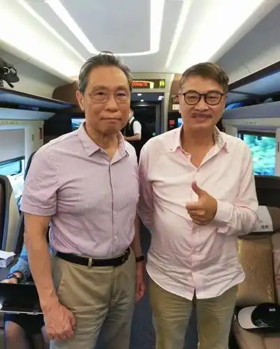 钟南山和吴孟达的合照