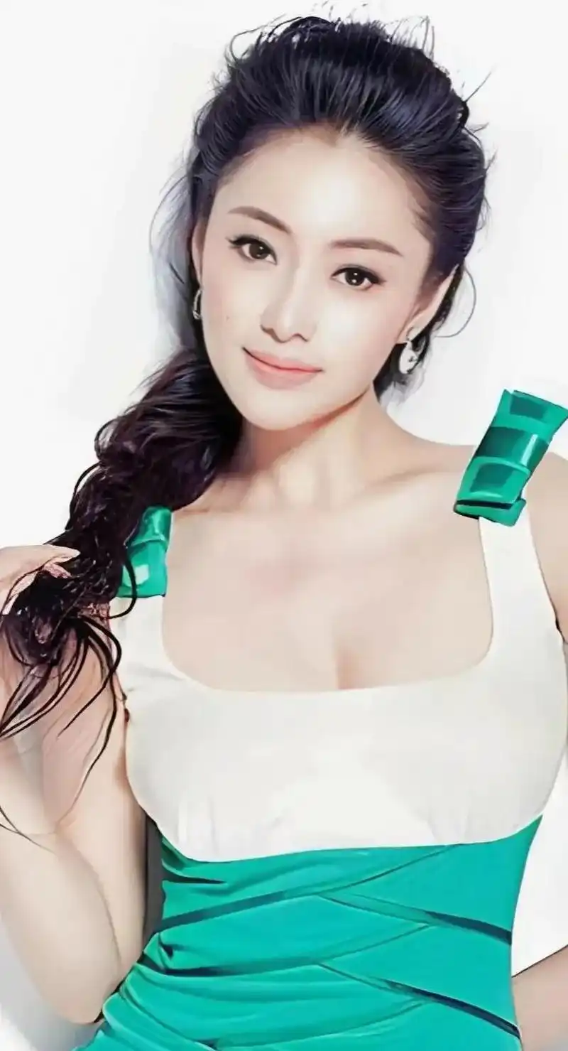 美女歌手张薇,优雅大方,知性迷人