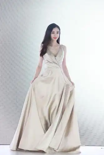 杨颖穿搭:georges hobeika金色丝缎礼服美艳温柔