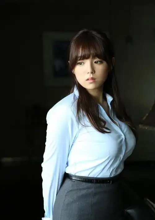 日本女星筱崎爱一身职业装写真,依然能秀出美好身段
