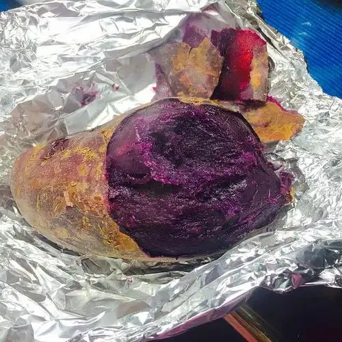 新出炉的烤紫薯!～甜甜哒,直接用锡纸裹了进烤箱?