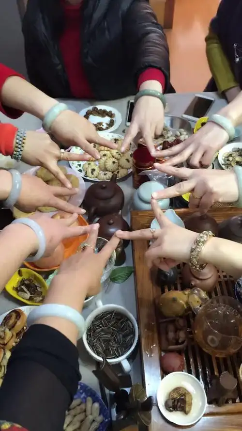 大年初五好朋友相聚一起开开心心喝茶迎财神!