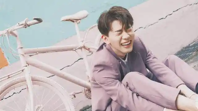 费启鸣也算是小鲜肉里面的老熟人了,从2019年参演电视剧《我在未来等