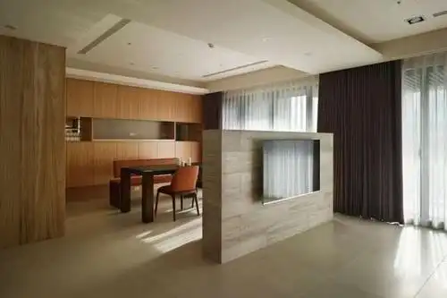 低矮的电视墙也是客厅与餐厅的隔断,这样的设计尤其适合小户型,让光线