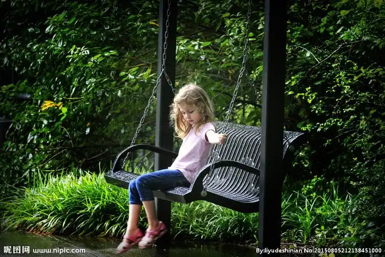 jpg颜色:rgb10共享分×关 键 词:浪漫树林 女孩 树 唯美 摇椅 木摇椅