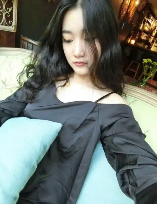 21岁空姐李明珠微博照片曝光,网友:很遗憾以这种方式认识你!