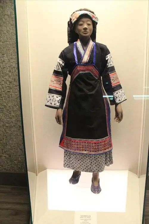 布依族蜡染女服