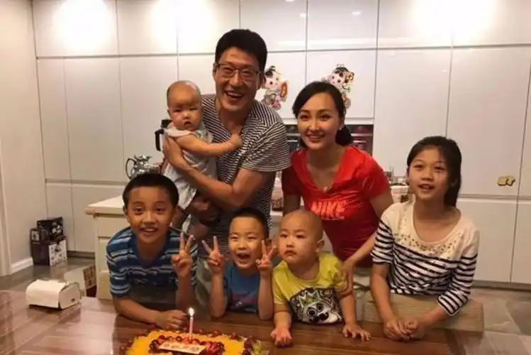 回顾于震二婚娶小13岁娇妻婚后连生三胎如今一家五口其乐融融