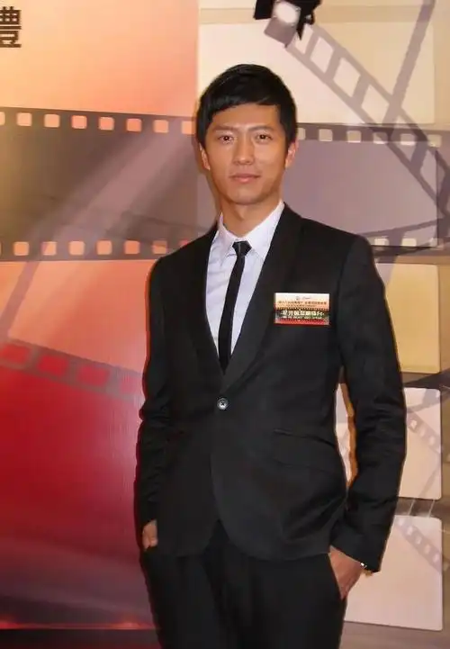 他是首届香港先生冠军,离巢5年后,在内地获奖!_高钧贤