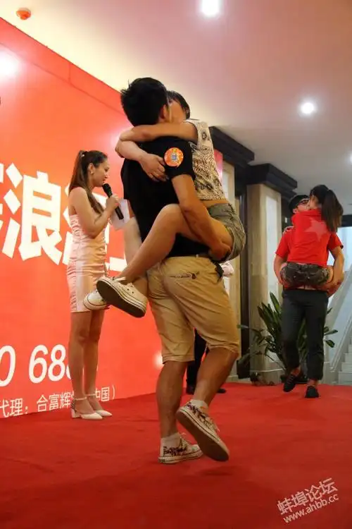 首届kiss大赛现场接吻也是力气活