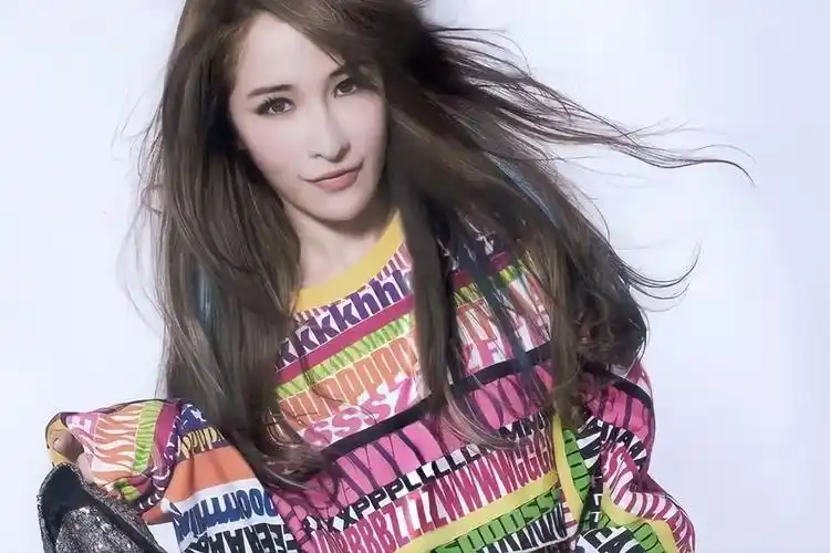 尽管萧亚轩在唱歌方面是一个小白,但萧亚轩的舞台魅力却是与生俱来的