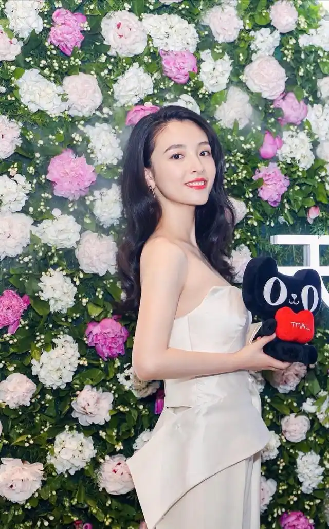 吴倩气质太精致,一袭白色礼服尽显成熟优雅,网友:越来越美了