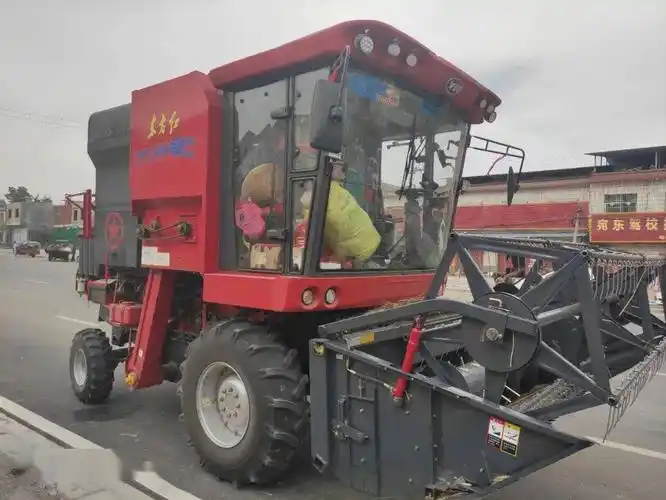 一台玉米收割机和一台小麦收割机,今年我又买了9公斤的东方红收割机