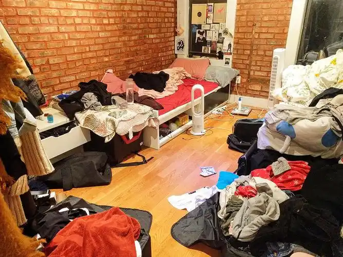 两个室友share的房间!乱得可怕