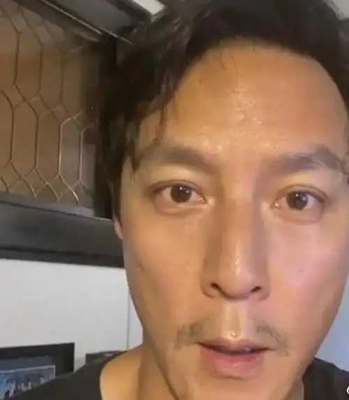 吴彦祖不能被称为男神了看自拍不老男神也阻止不了发际线后移