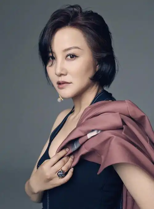 陶红的气质在珠宝首饰中体现,50岁依然气韵犹存,演绎时尚高级美_服饰