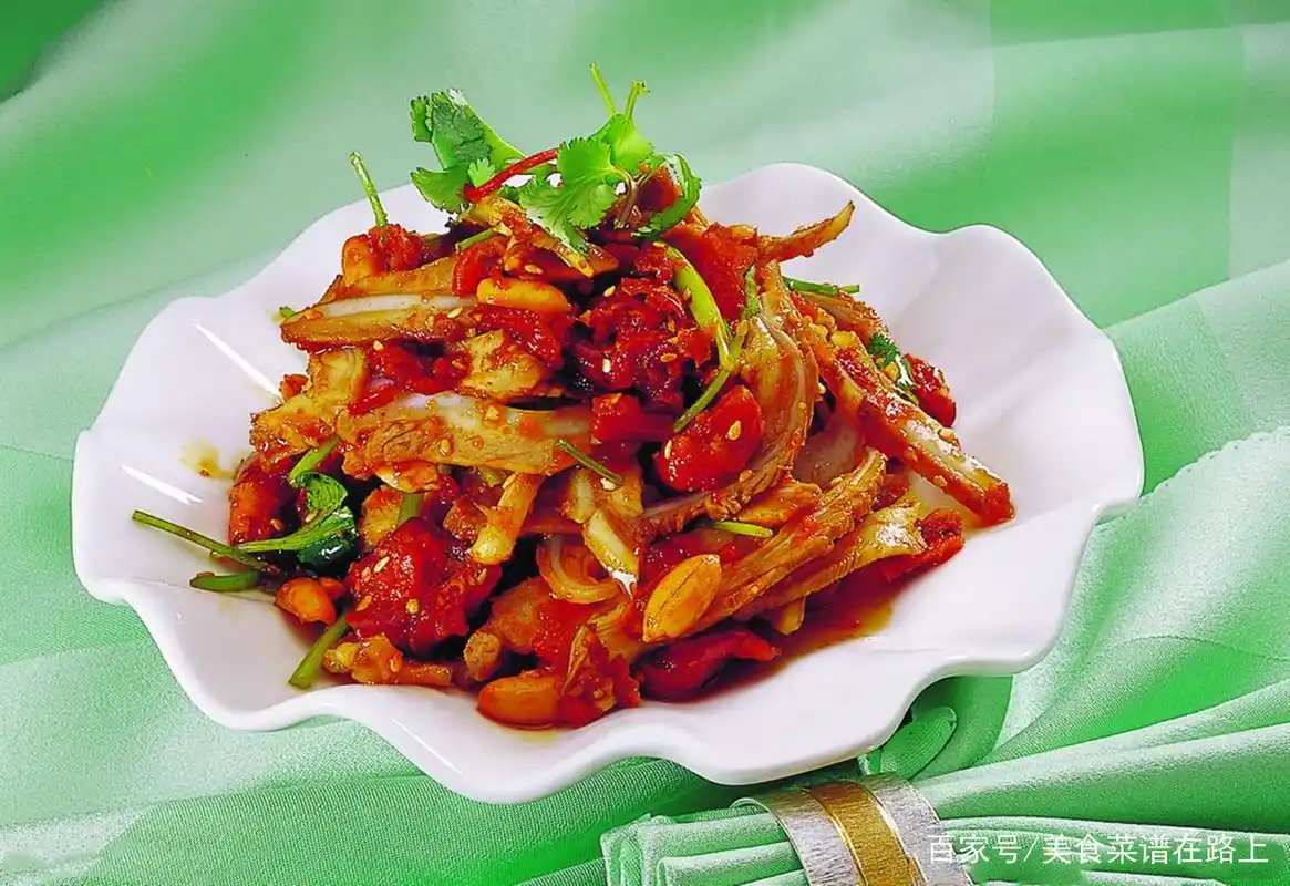 飘香猪脆骨是一道色香味俱全的特色菜肴,鲜嫩脆爽,麻辣酥香