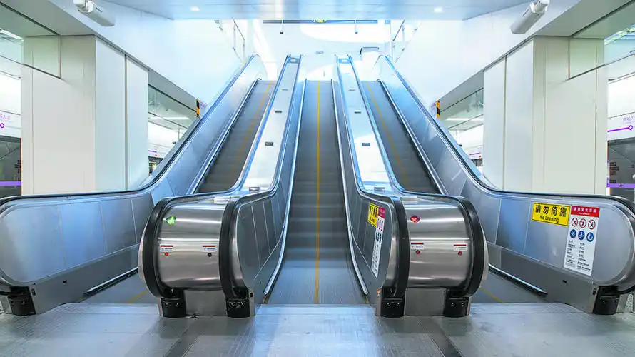 在人流量较大的车站增设电扶梯