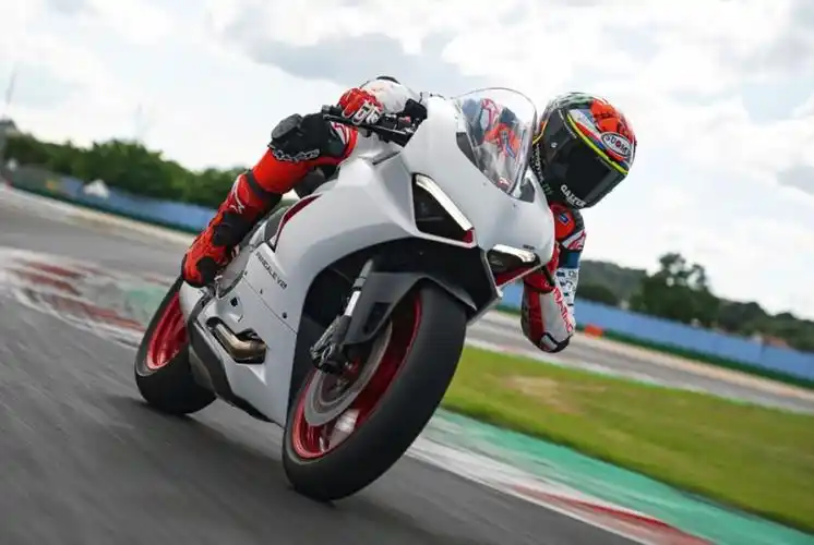 杜卡迪推panigale v4入门版,双缸动力白色车身更帅气