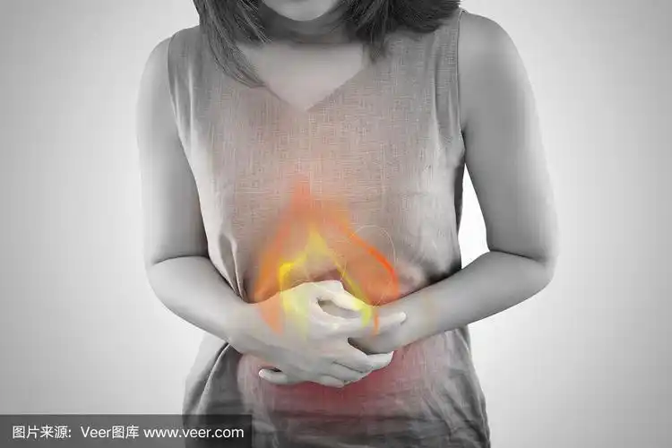 火的照片是在女人的身体上.人们的胃痛问题概念.女性解剖