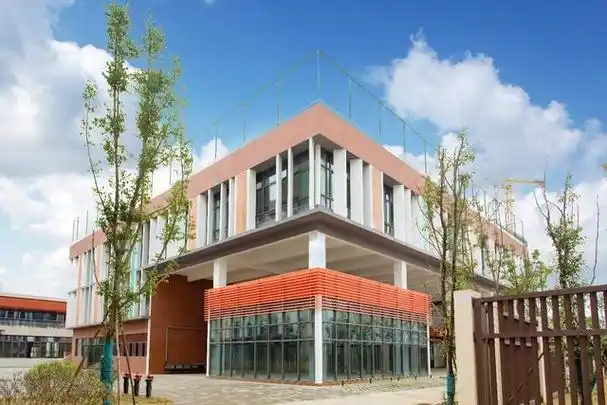 湖畔中学:悄然而生,为爱而来