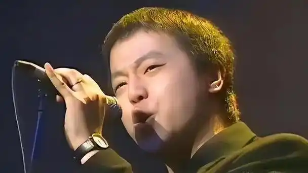 王菲前夫窦唯现状曝光开小电炉吃路边摊不修边幅却住北京豪宅