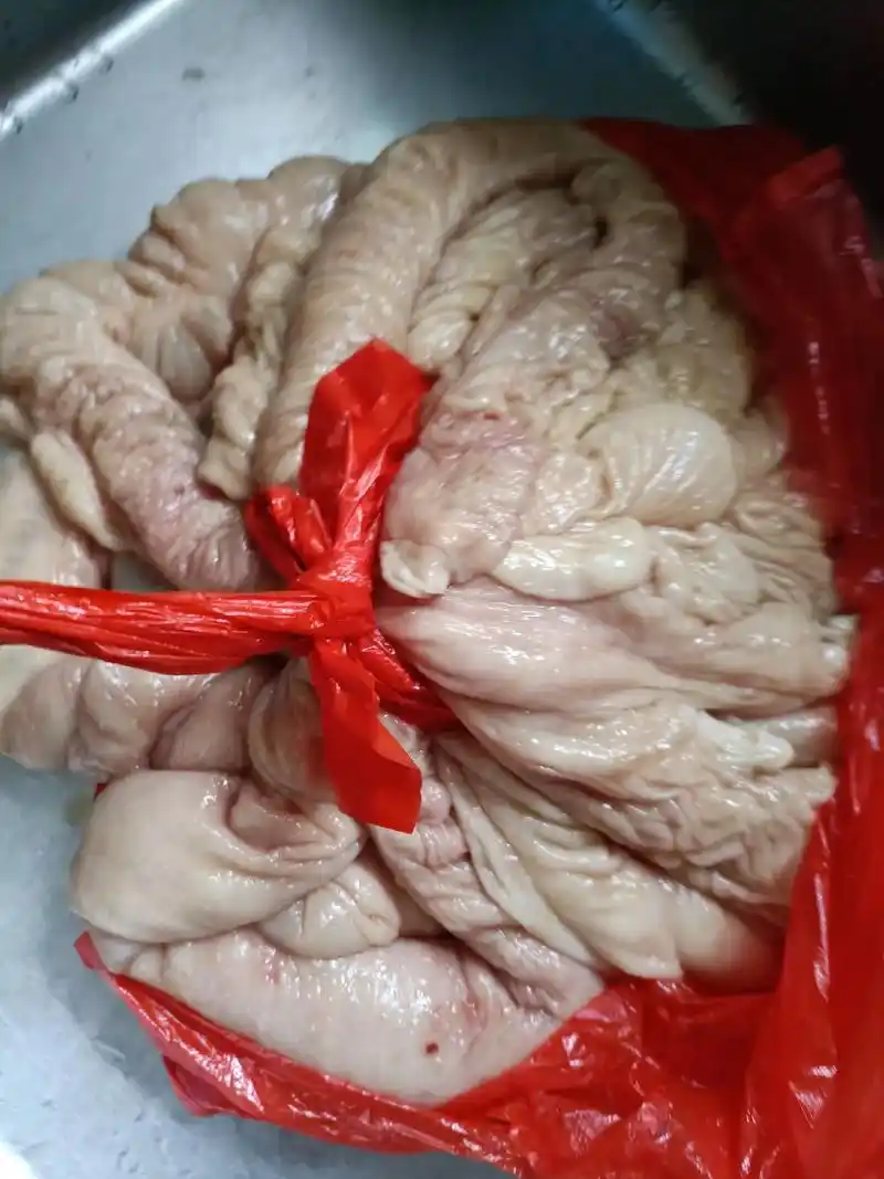 早上买了一笼猪大肠,15块钱一斤猪大肠,洗干净煮了一下这么一 - 抖音