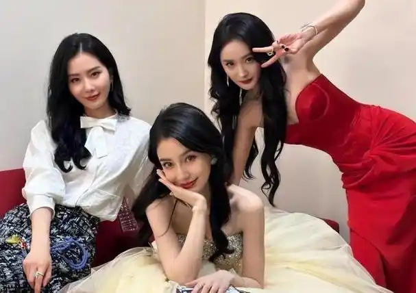 但杨幂和刘诗诗仍然保持着过去的风格,不仅玩得很好,还送上了祝福.