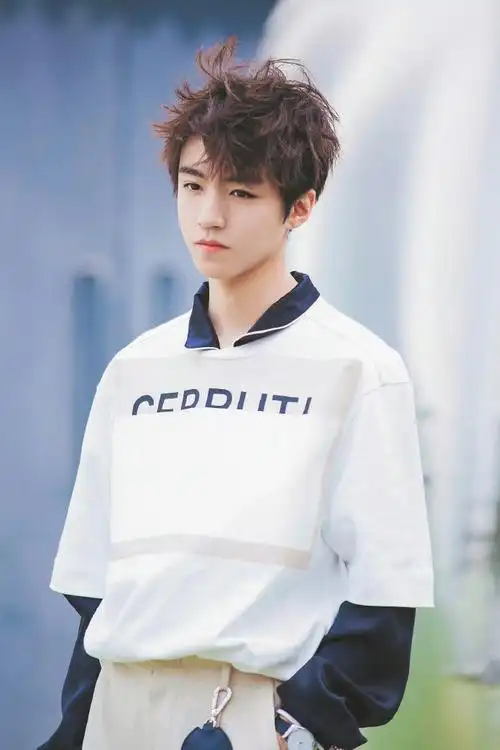 王俊凯倒着走给蔡依林唱歌##王俊凯的内搭和蔡依林的裙子