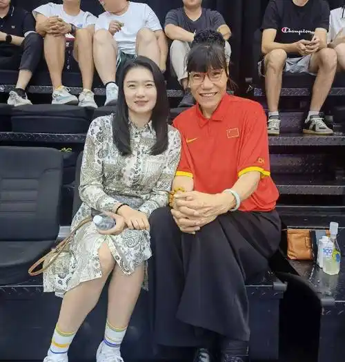 女篮名宿郑海霞双腿变形事业无忧仍未生育丈夫多年未露面