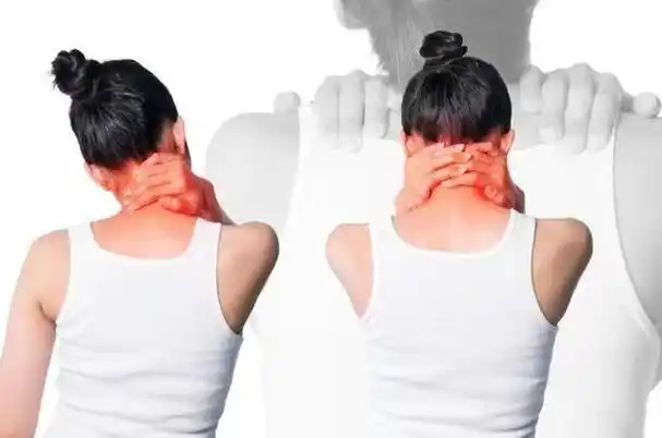 后背肩胛骨区域疼痛或僵硬是怎么回事又该如何处理